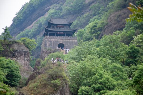 剑门关在哪里，剑门关在哪里纪念谁（初夏五月的剑门关）