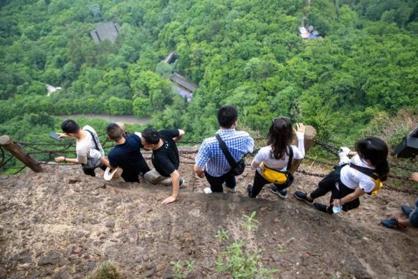 剑门关在哪里，剑门关在哪里纪念谁（初夏五月的剑门关）