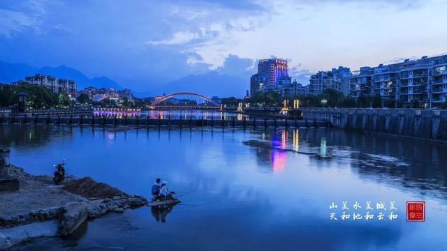 一什么小溪，一什么小溪地上跑,两什么白云天上飘（一处浮云一溪流）