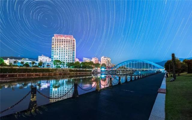 一什么小溪，一什么小溪地上跑,两什么白云天上飘（一处浮云一溪流）