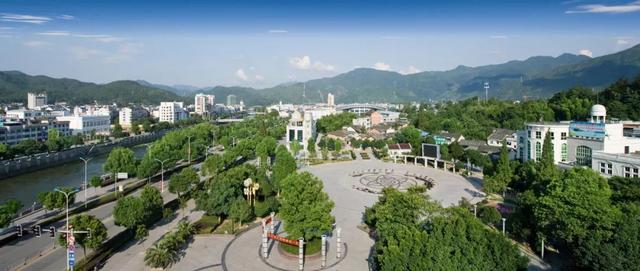 一什么小溪，一什么小溪地上跑,两什么白云天上飘（一处浮云一溪流）