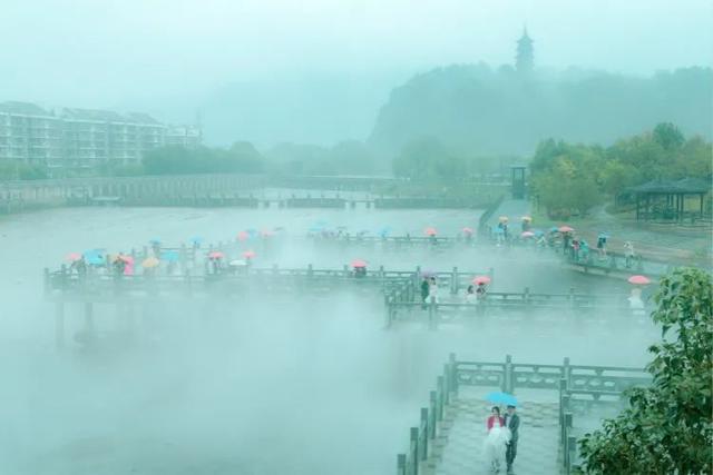 一什么小溪，一什么小溪地上跑,两什么白云天上飘（一处浮云一溪流）