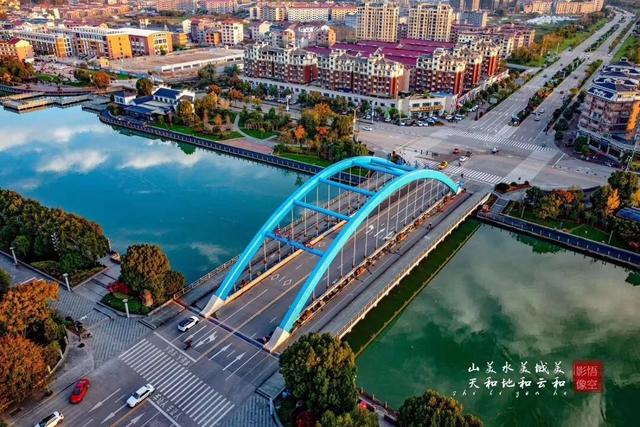 一什么小溪，一什么小溪地上跑,两什么白云天上飘（一处浮云一溪流）