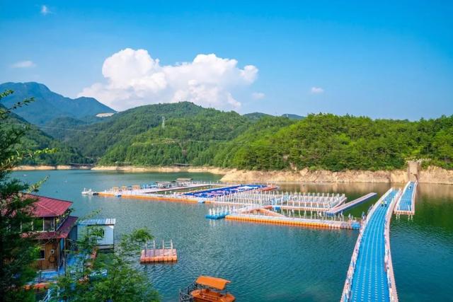 一什么小溪，一什么小溪地上跑,两什么白云天上飘（一处浮云一溪流）