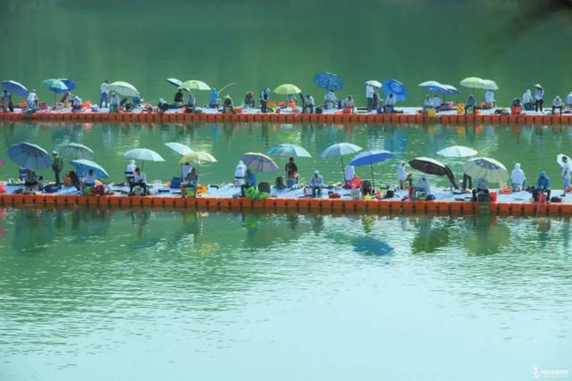 一什么小溪，一什么小溪地上跑,两什么白云天上飘（一处浮云一溪流）