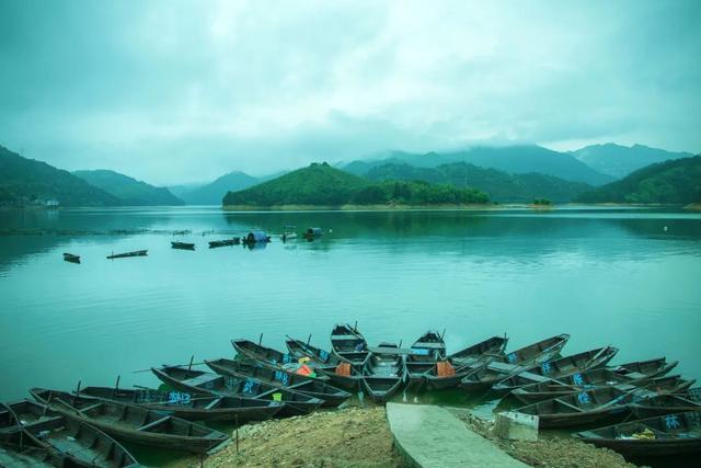 一什么小溪，一什么小溪地上跑,两什么白云天上飘（一处浮云一溪流）