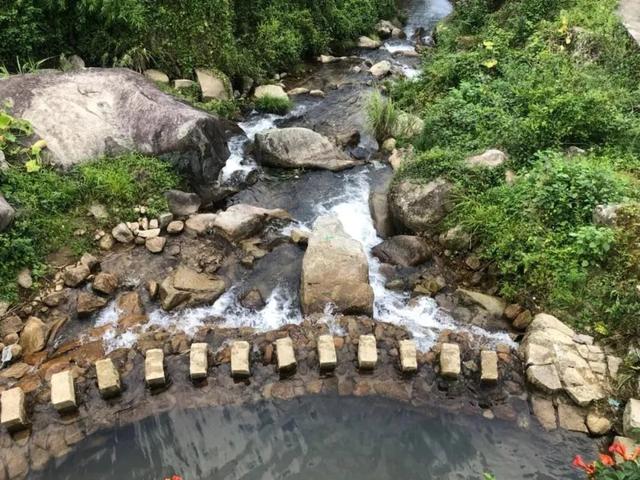 一什么小溪，一什么小溪地上跑,两什么白云天上飘（一处浮云一溪流）