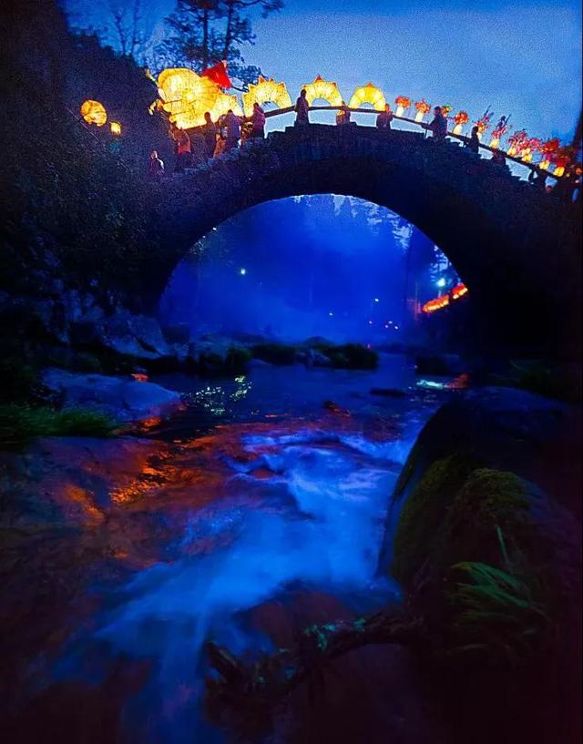 一什么小溪，一什么小溪地上跑,两什么白云天上飘（一处浮云一溪流）