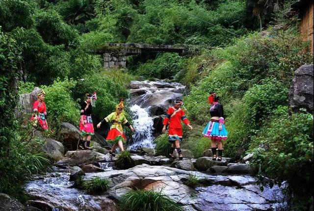 一什么小溪，一什么小溪地上跑,两什么白云天上飘（一处浮云一溪流）