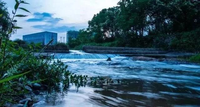 一什么小溪，一什么小溪地上跑,两什么白云天上飘（一处浮云一溪流）