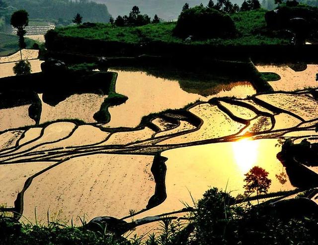 一什么小溪，一什么小溪地上跑,两什么白云天上飘（一处浮云一溪流）