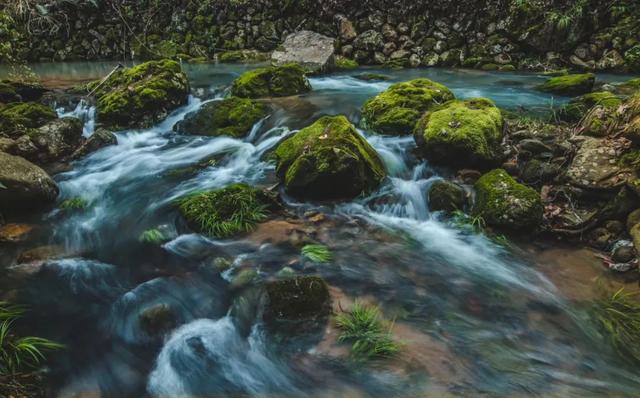 一什么小溪，一什么小溪地上跑,两什么白云天上飘（一处浮云一溪流）