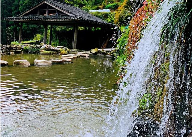 一什么小溪，一什么小溪地上跑,两什么白云天上飘（一处浮云一溪流）