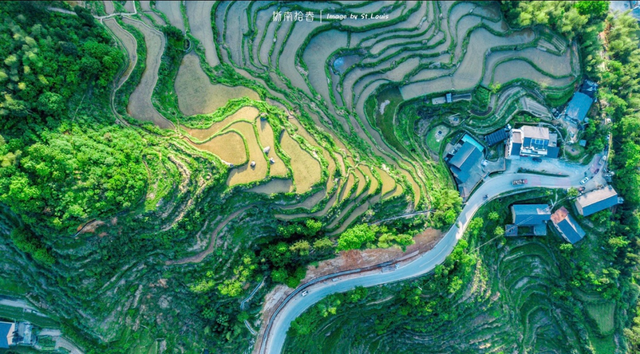 一什么小溪，一什么小溪地上跑,两什么白云天上飘（一处浮云一溪流）