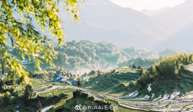 一什么小溪，一什么小溪地上跑,两什么白云天上飘（一处浮云一溪流）