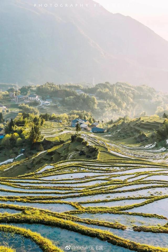 一什么小溪，一什么小溪地上跑,两什么白云天上飘（一处浮云一溪流）