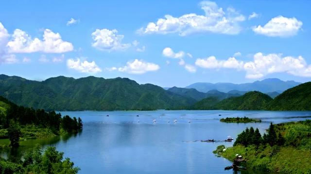 一什么小溪，一什么小溪地上跑,两什么白云天上飘（一处浮云一溪流）