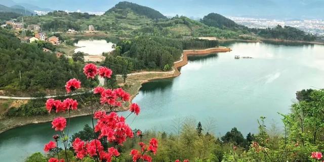 一什么小溪，一什么小溪地上跑,两什么白云天上飘（一处浮云一溪流）