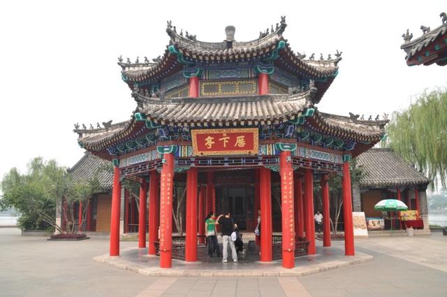 山郡逢春复乍晴写的是哪里，山郡逢春复乍晴是谁写的诗（老厦门的名士招牌）