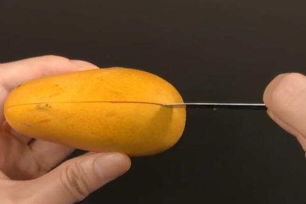 芒果皮可以吃吗，芒果的皮可以吃吗（芒果身上扎一根牙签）