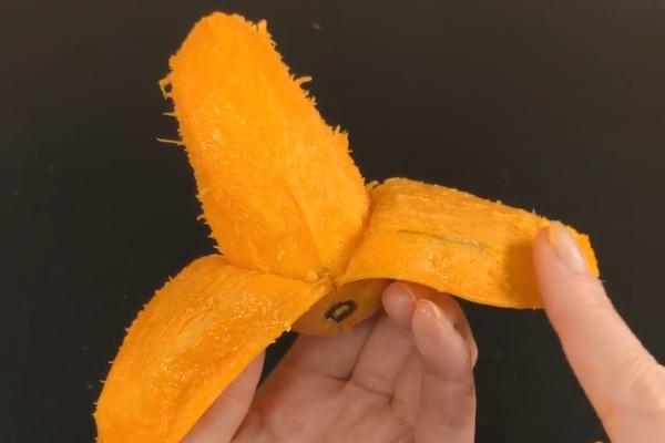 芒果皮可以吃吗，芒果的皮可以吃吗（芒果身上扎一根牙签）