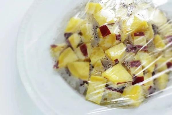 pvc保鲜膜，pvc保鲜膜可以接触食品吗（厨房里的这个用错了）