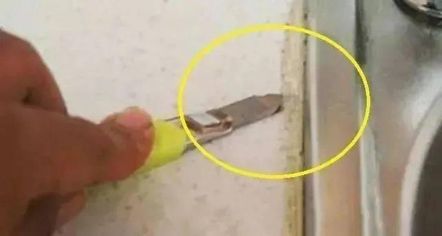 毛巾发霉怎么洗掉霉斑，毛巾有霉斑怎么洗掉（水槽的“玻璃胶”发黑长霉）