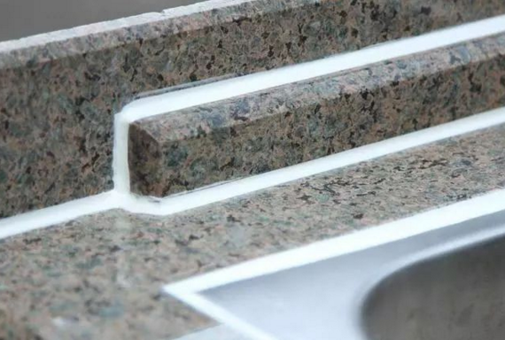 毛巾发霉怎么洗掉霉斑，毛巾有霉斑怎么洗掉（水槽的“玻璃胶”发黑长霉）