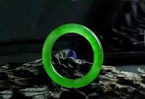 做直播运营死路一条，直播行业还能火多久（珠宝直播：一门熟悉又隐秘）