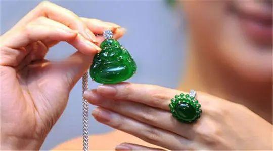 做直播运营死路一条，直播行业还能火多久（珠宝直播：一门熟悉又隐秘）