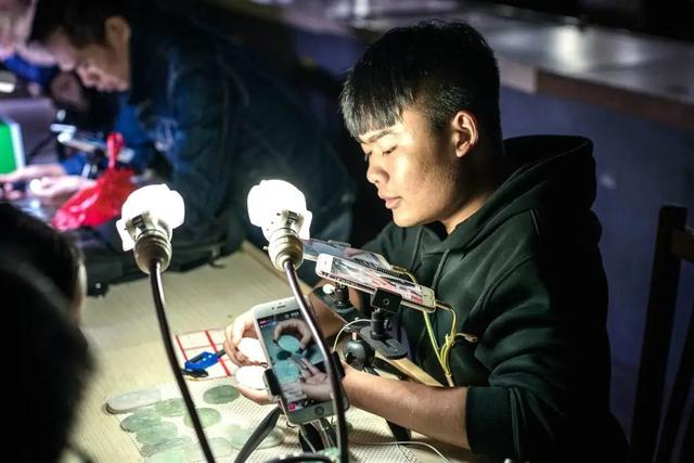 做直播运营死路一条，直播行业还能火多久（珠宝直播：一门熟悉又隐秘）