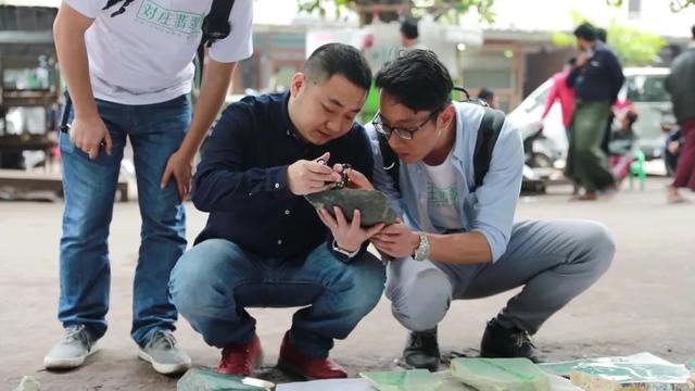 做直播运营死路一条，直播行业还能火多久（珠宝直播：一门熟悉又隐秘）