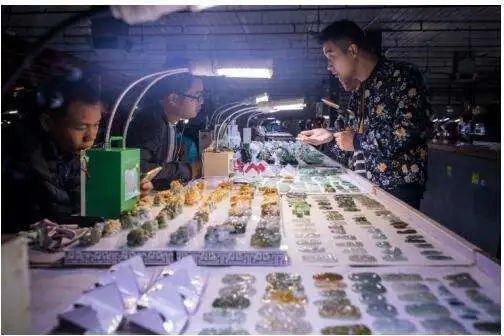 做直播运营死路一条，直播行业还能火多久（珠宝直播：一门熟悉又隐秘）