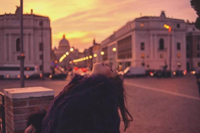 淡紫色的黄昏时刻，淡淡的紫色天津话