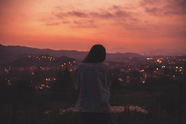 淡紫色的黄昏时刻，淡淡的紫色天津话