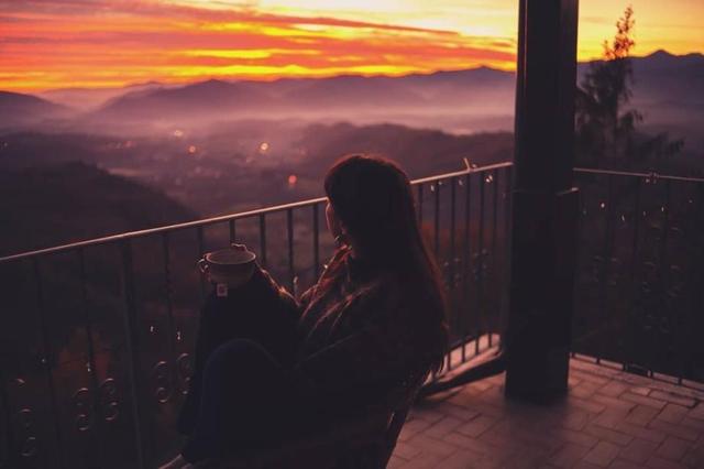 淡紫色的黄昏时刻，淡淡的紫色天津话