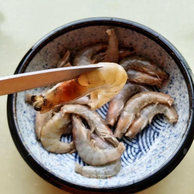 焖大虾是什么地方的菜，焖大虾是哪个地方的菜（油焖大虾：鲜香扑鼻）