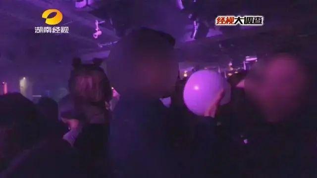 奶油气弹是笑气吗，奶油气弹是什么气体（女网红直播被曝“打气球”）