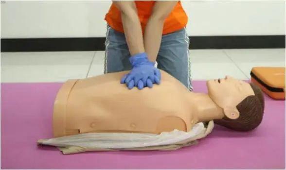 吹气球是什么意思，吹气球什么意思（心肺复苏其实就是“手摇柴油机和吹气球”）