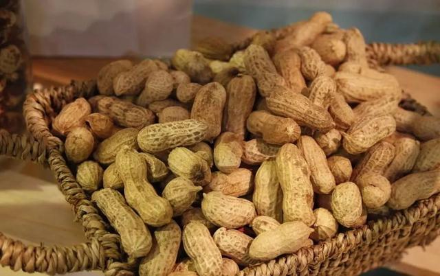 巴西松子的功效与作用，巴西松子的功效与作用、禁忌和食用方法（这些好吃的“健康的零食”）