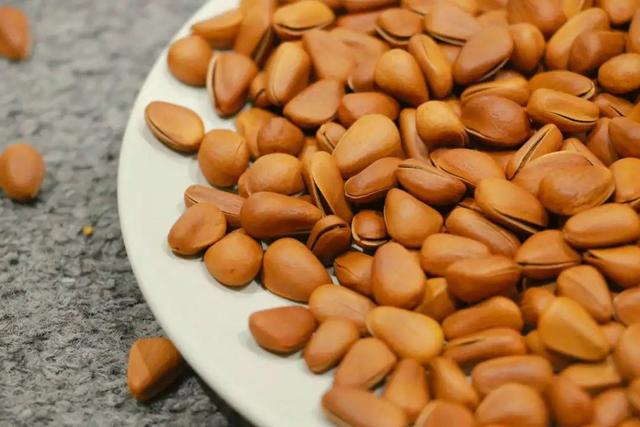 巴西松子的功效与作用，巴西松子的功效与作用、禁忌和食用方法（这些好吃的“健康的零食”）