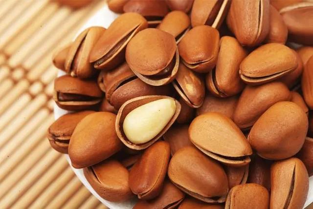 巴西松子的功效与作用，巴西松子的功效与作用、禁忌和食用方法（这些好吃的“健康的零食”）