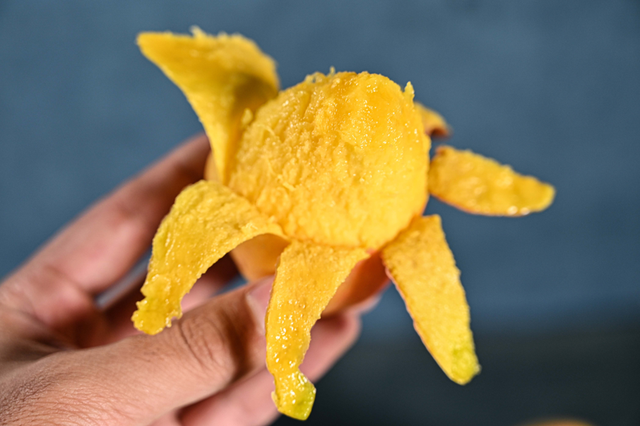 怎么剥芒果皮，怎么剥芒果皮好（19°蜜甜无纤维）