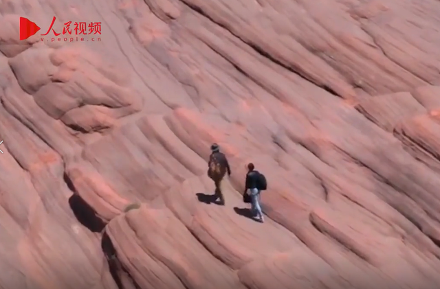 丹霞地貌是流水侵蚀吗，丹霞地貌流水沉积（网红博主带外国游客违规踩踏陕西靖边丹霞地貌）