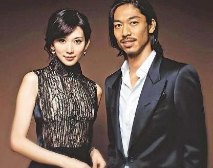 林志玲脸变圆润腰身粗壮小腹微凸，穿着宽松脚踩平底鞋