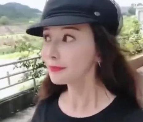 林志玲脸变圆润腰身粗壮小腹微凸，穿着宽松脚踩平底鞋