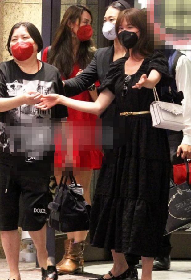 林志玲脸变圆润腰身粗壮小腹微凸，穿着宽松脚踩平底鞋