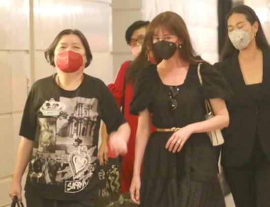 林志玲脸变圆润腰身粗壮小腹微凸，穿着宽松脚踩平底鞋