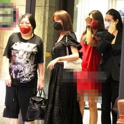 林志玲脸变圆润腰身粗壮小腹微凸，穿着宽松脚踩平底鞋