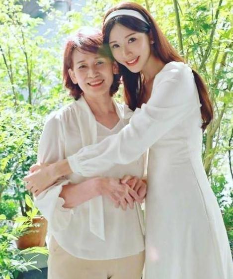 林志玲脸变圆润腰身粗壮小腹微凸，穿着宽松脚踩平底鞋